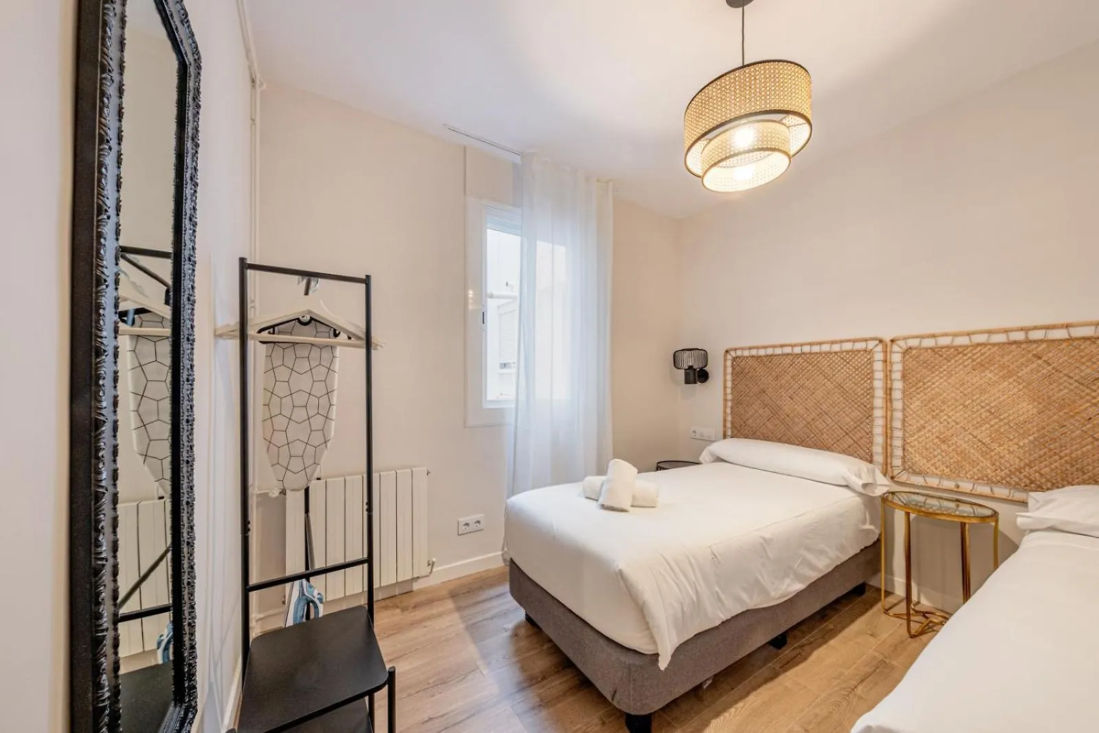 Bebarceloner Eixample Apartments- 4 Bedrooms Apartment